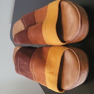 Women's Clarks Artisan Suede wedge shoes size 8